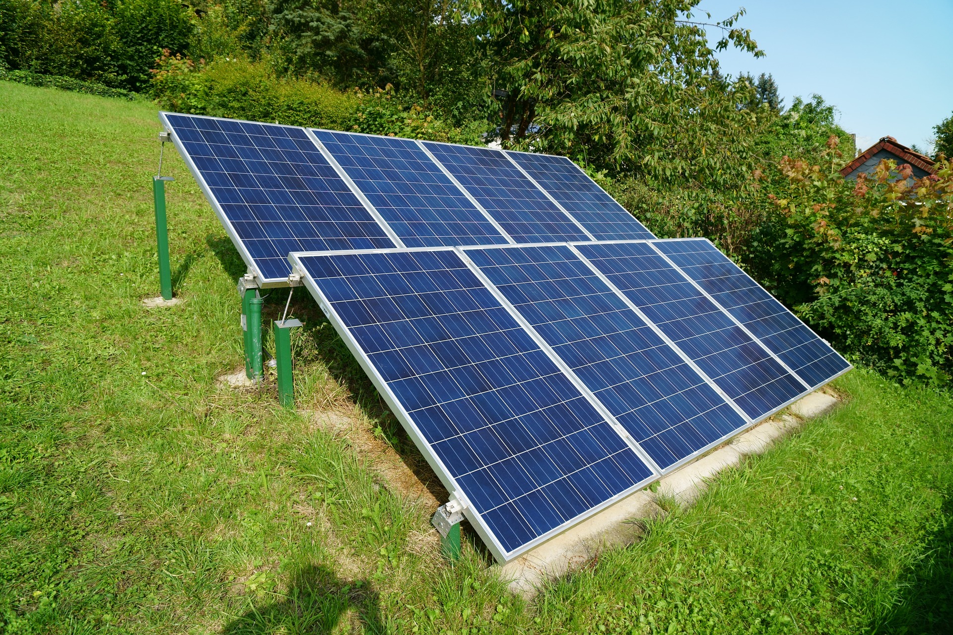 Bilden visar grönt hustak med solcellspaket för off-grid monteringar av solceller