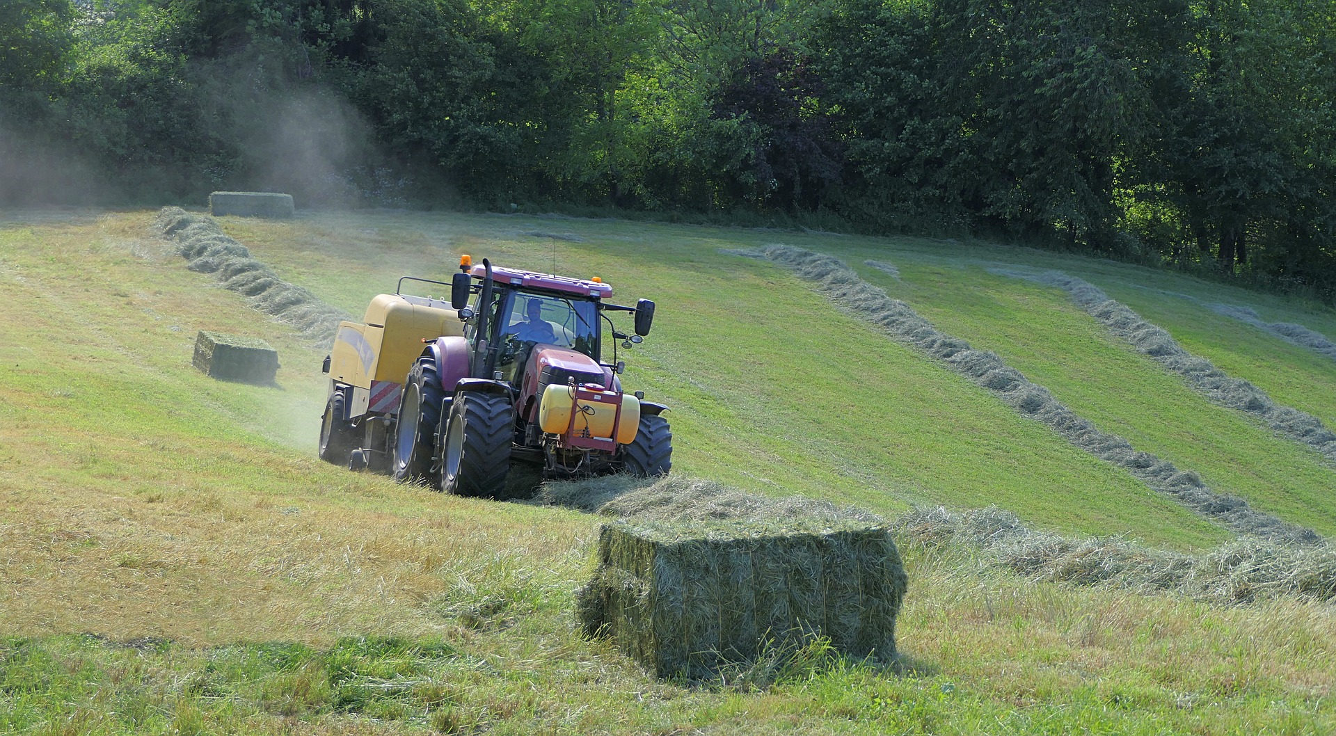 Bilden visar en traktor eller veterantraktor. Hitta rätt traktortillbehör som harv, slåtter och toppstång samt toppstag