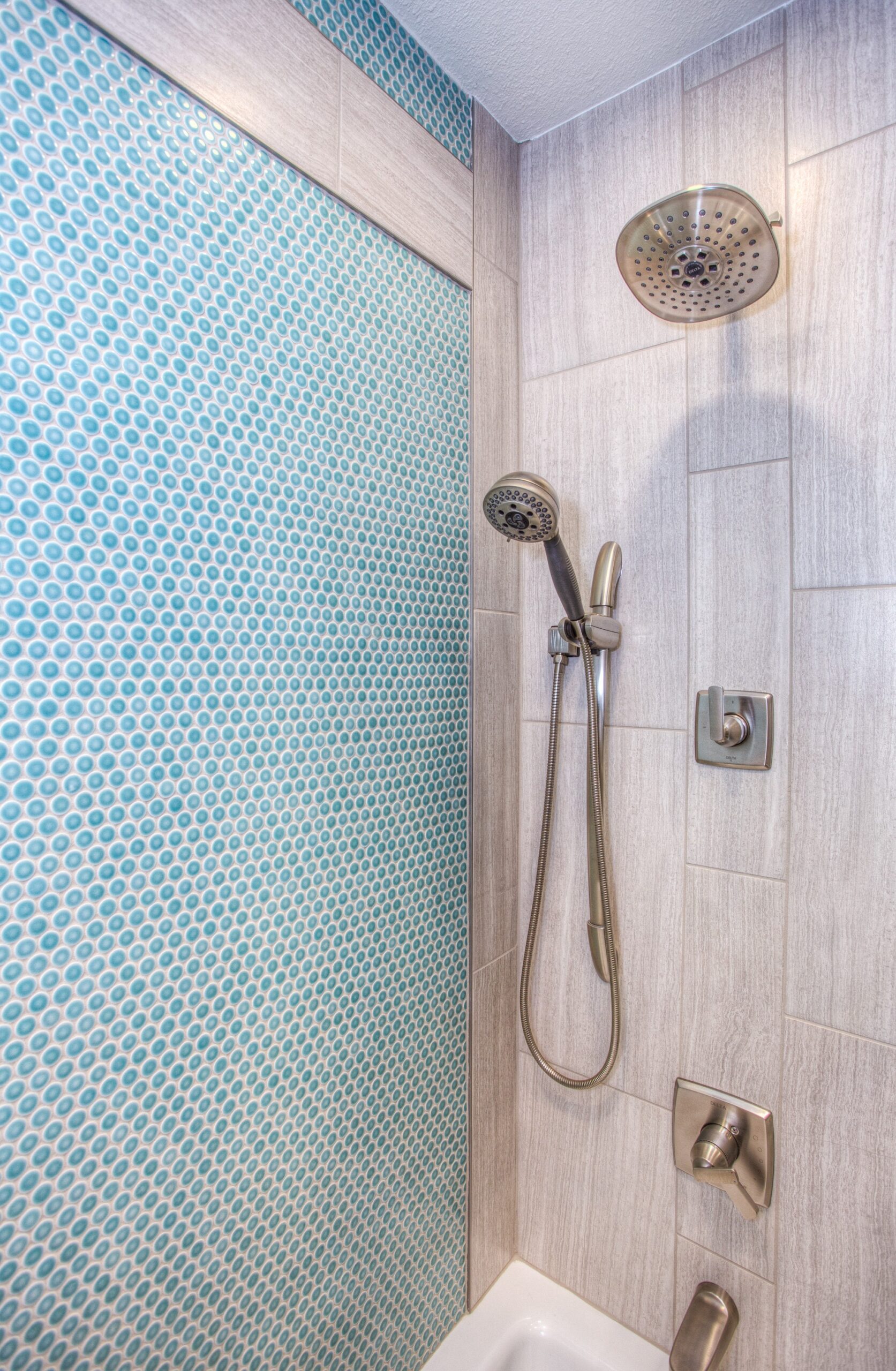 Bilden visar ett badrum med mosaik i ett helkaklat badrum. Att välja rätt tätskikt för barum i källare och rätt flytspackel för golvet är väldigt viktigt vid badrumsrenovering.