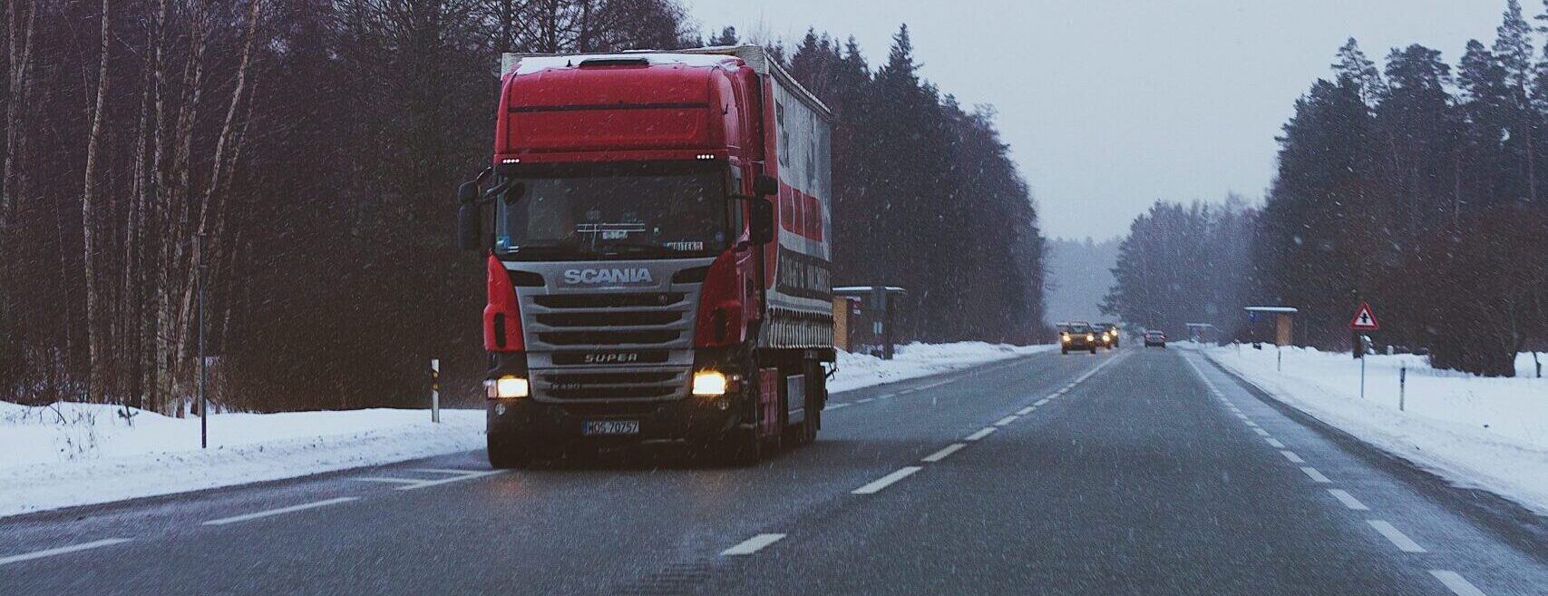 Bilden visar en lastbil som transporterar gods. ADR transport av farligt gods kräver specialkunskaper.
