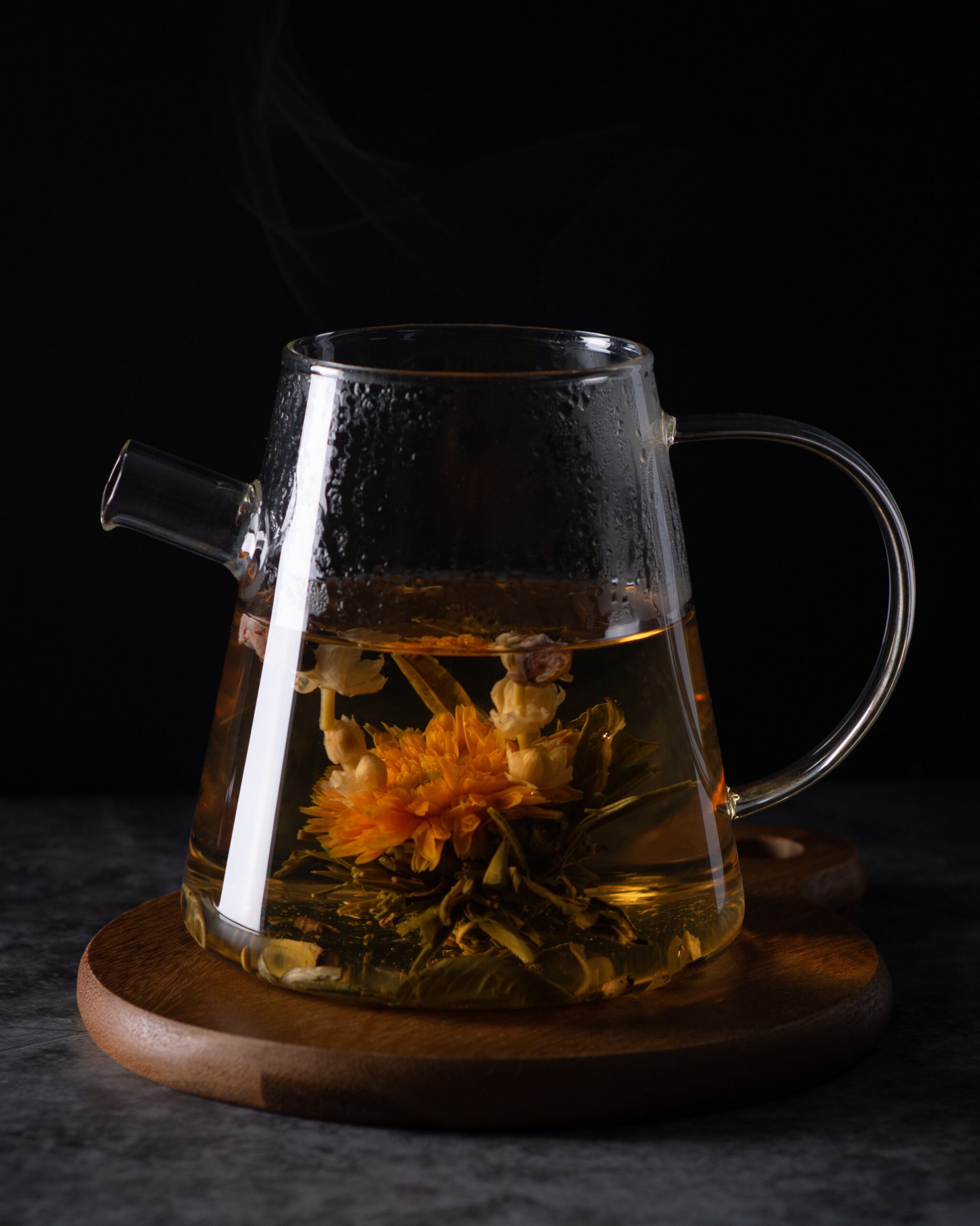 Bilden visar en tekanna. Tulsi te är populärt inslag som görs på Tulsi pulver.