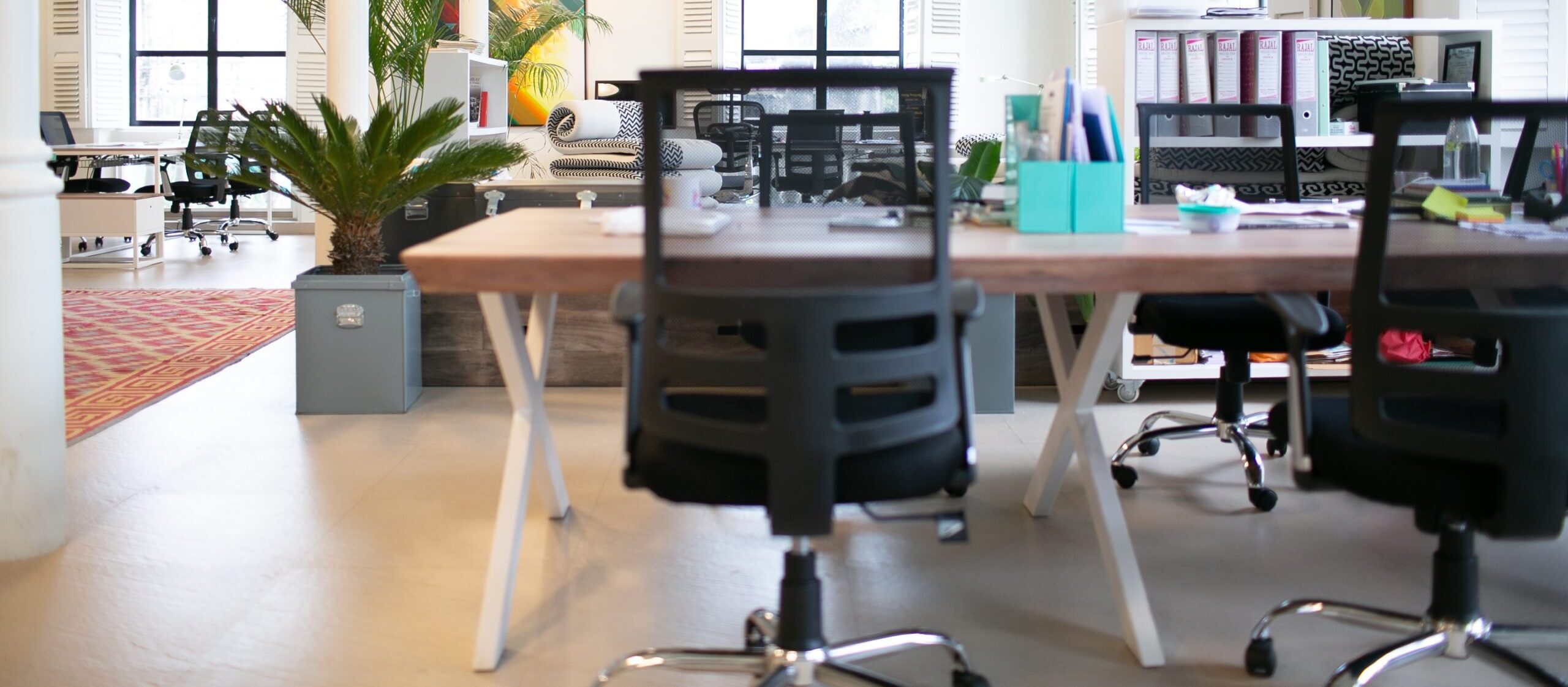 Bilden visar: Ergonomiska kontorsstolar - En bild som visar ergonomiska kontorsstolar med justerbara funktioner som stödjer en hälsosam sittställning och minskar risken för belastningsskador, vilket bidrar till en bättre arbetskomfort.